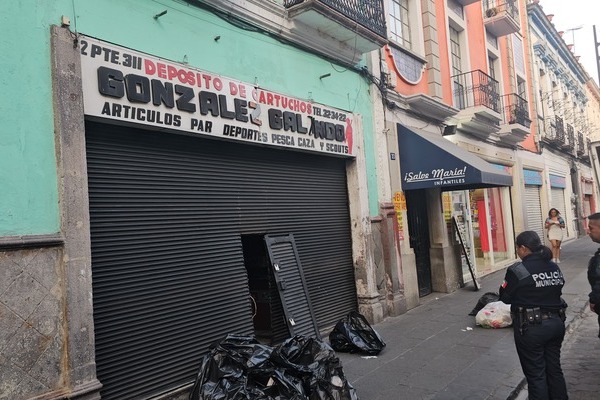 A un costado de la tienda está instalada una cámara, pero se presume que la movieron para que no registrara hecho en el Centro Histórico