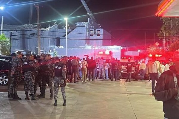 Los equipos de emergencia buscaron a sobrevivientes entre los escombros del local, Jet Set, cuyo techo se derrumbó en República Dominicana