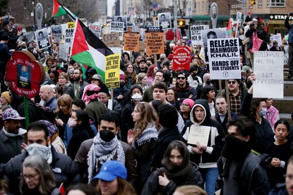 Al menos 901 estudiantes han visto sus visas revocadas o su estatus legal cancelado, según estudiantes el gobierno carece de justificación