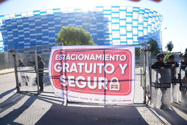 Esta medida de resguardar el estacionamiento del Estadio Cuauhtémoc y hacerlo gratis se tomó "a favor de la economía de las familias poblanas"