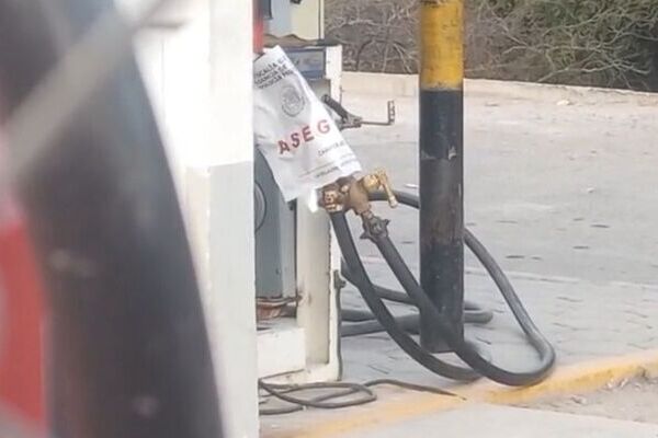 La FGR colocó sellos de clausura en las bombas despachadoras de la gasera en Clavijero, como parte de las acciones durante la diligencia