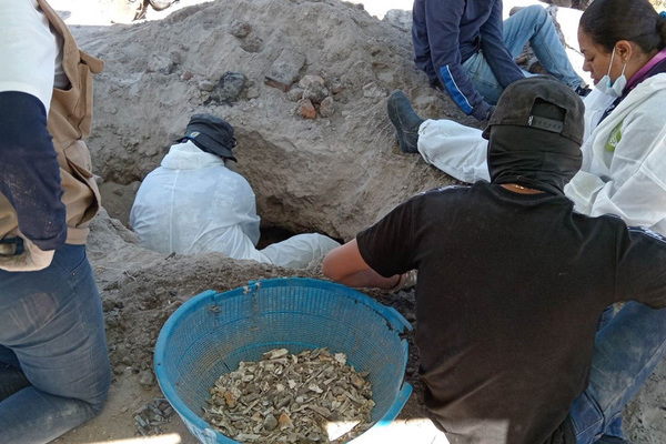 El colectivo Guerreros Buscadores de Jalisco habla de la existencia de restos humanos hallados dentro del rancho, también más de 400 prendas