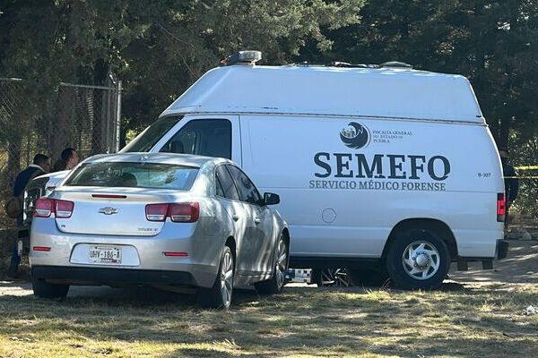 El cuerpo del hombre fue localizado a un costado del bulevar Xonacatepec por un peatón que paseaba a sus perros quien contactó a la policía
