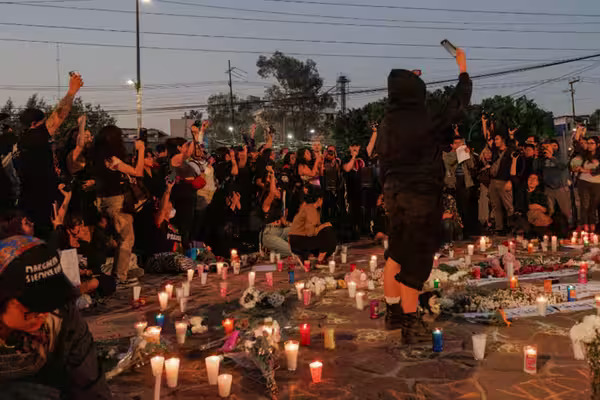 Se reunieron en el Bicentenario para velar y protestar por las muertes de Bere y Miguel, víctimas de caída de una estructura en Axe Ceremonia