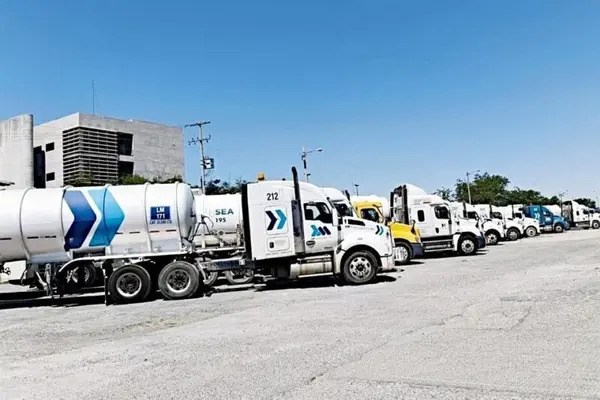 Deberán encontrar en conjunto una estrategia para impedir huachicoleo fiscal, pues todo el producto proviene desde el vecino país del norte