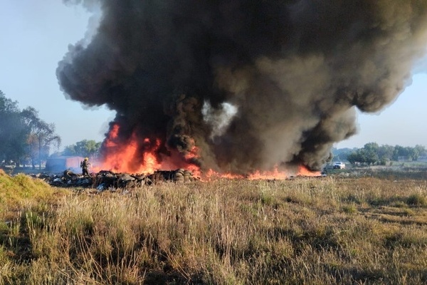 Un incendio se registró en un terreno en el km 113 de la autopista México-Puebla, en la junta auxiliar de San Francisco Ocotlán, en Coronango