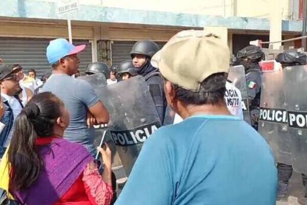 Se registra enfrentamiento entre comerciantes ambulantes y policías en Izúcar de Matamoros, Puebla