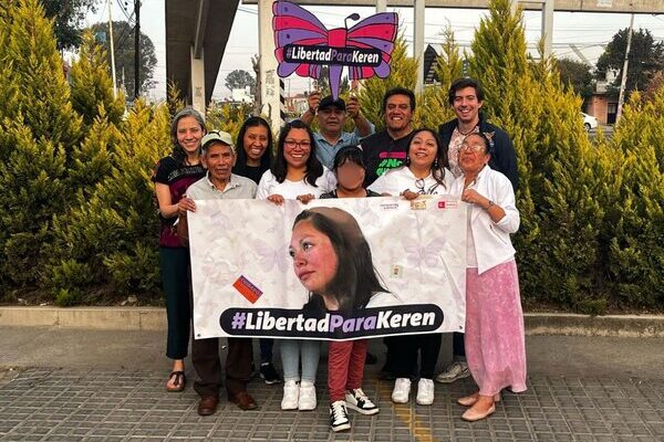 Al salir de la prisión de Apizaco, Keren Ordóñez fue recibida por su hija que tenía un mes de nacida cuando fue detenida en Veracruz en 2015