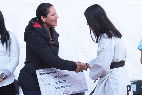 Alcaldesa de San Andrés Cholula, Lupita Cuautle, entrega Becas a Talentos Deportivos