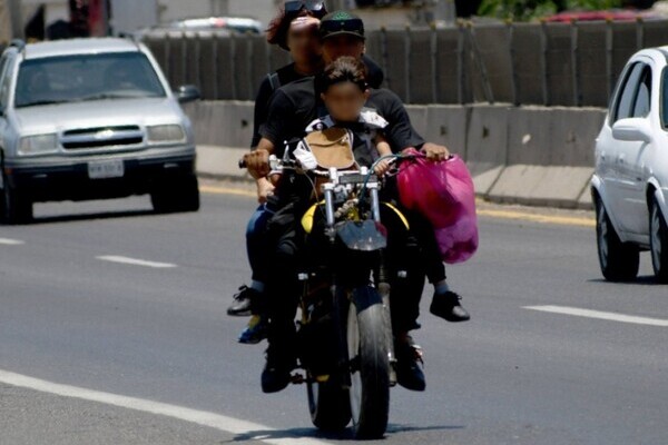 La reforma de Morena establece que en una motocicleta no podrá viajar más de una persona, salvo en los casos como: emergencias médicas