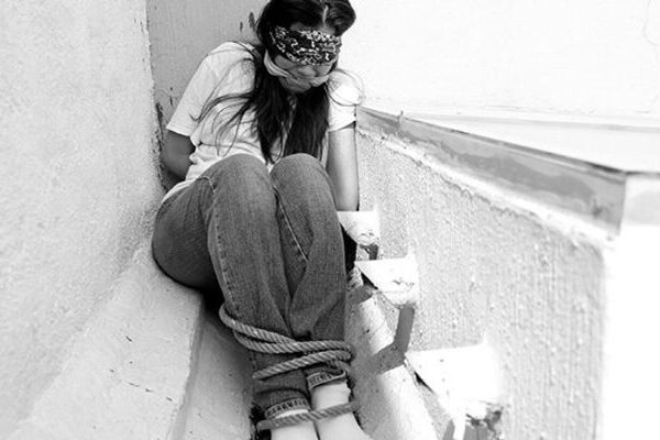 La mujer de 33 años, que labora en una tienda de cosméticos fue liberada, amarrada de manos y amordazada tras concretarse el robo