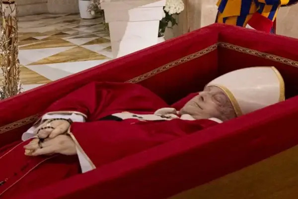 Más de 50,000 personas han visitado el ataúd del Papa Francisco; mantienen la capilla abierta toda la noche