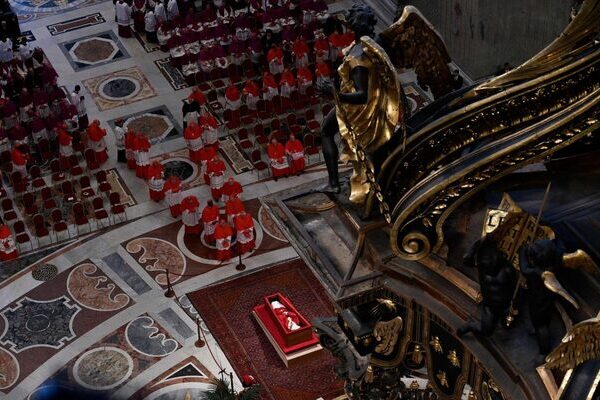 El Colegio Cardenalicio encabezó la procesión del féretro por la Plaza de Santa Marta hasta la de San Pedro, se congregaron 20 mil personas