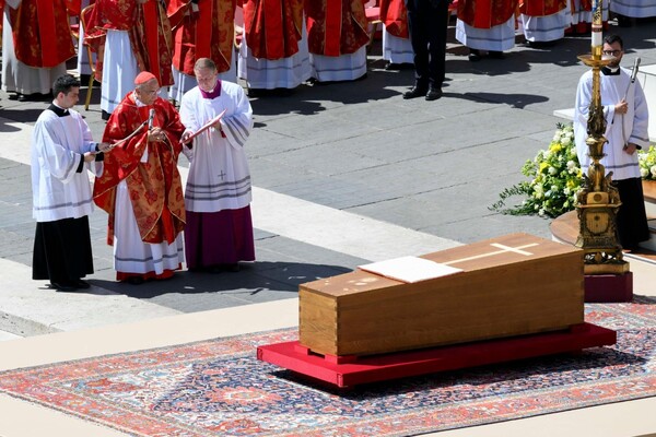 Papa Francisco es sepultado: Más de 400 mil asisten al funeral y al cortejo fúnebre del papa del pueblo
