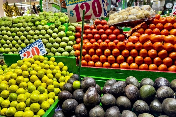 El jitomate y aguacate tuvieron un aumento de 12.14 y 6.72 por ciento en comparación con el precio registrado en la última quincena de marzo