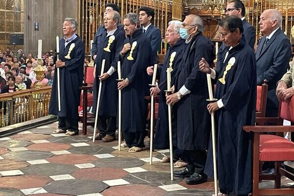 Doce ancianos del asilo de Santa Inés participan en el lavado de pies en Catedral de Puebla