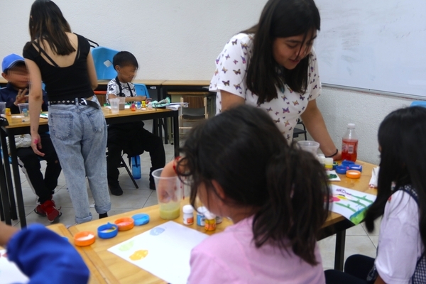 Perspectiva de Cuidados lleva a cabo talleres dirigidos a padres de familia y a niños donde fomentan las relaciones saludables y la diversidad