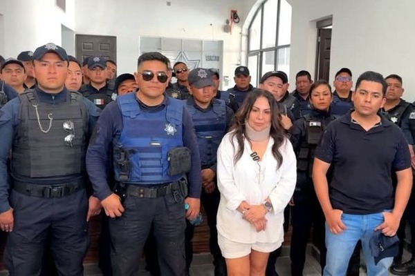 Alcaldesa de Teziutlán, Karla Martínez, niega paro de policías; acusa violencia política de género