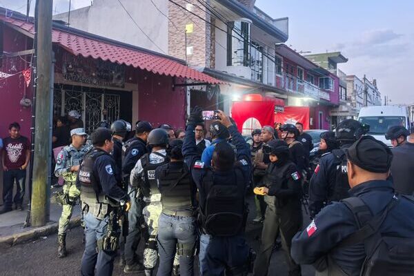 Vecinos de Tianguismanalco intentan quemar vivos a ladrones y retienen a policías de Puebla