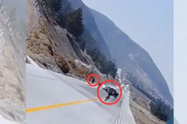 En el video de la autopista Cuapiaxtla-Cuacnopalan se observa a hombres armados a bordo de vehículos, interceptando a los transportistas