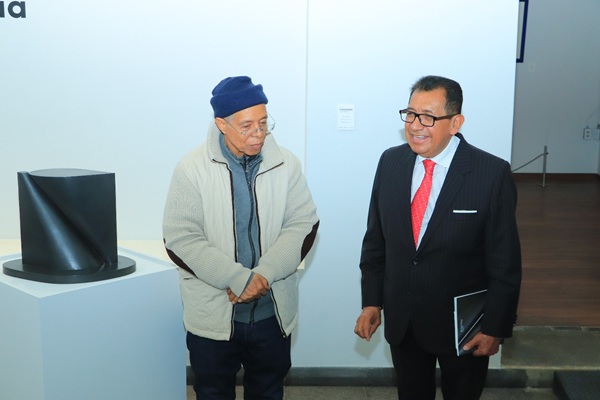 08 Visita Rector de la UATx exposición del escultor Jesús Mayagoitia en el MAT (2)