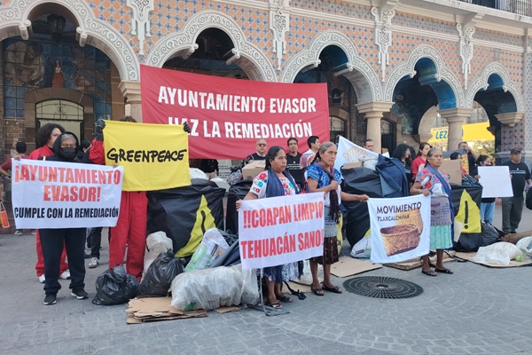 Activistas de Greenpeace protestan en Tehuacán por mal manejo del relleno sanitario