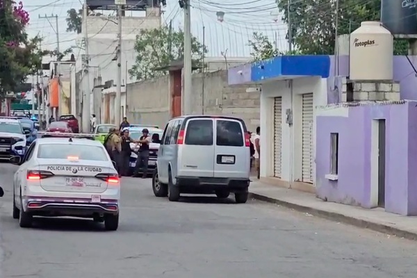 Asalto a Oxxo en termina en persecución y enfrentamiento entre ladrones y policía en Totimehuacan, Puebla