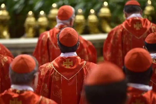 Cardenales cierran filas rumbo al cónclave en busca del sucesor del papa Francisco