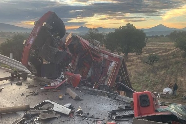 Chofer de tractocamión muere durante choque frontal en la Amozoc-Perote, en límite de Puebla y Tlaxcala