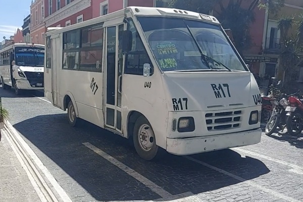Cuatro sujetos armados asaltan a pasajeros de la Ruta M 17 en la colonia 2 de Marzo, en la ciudad de Puebla