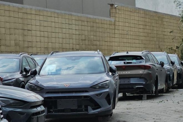 Desvalijan 16 camionetas nuevas de la concesionaria de Cupra ubicada en Vía Atlixcáyotl