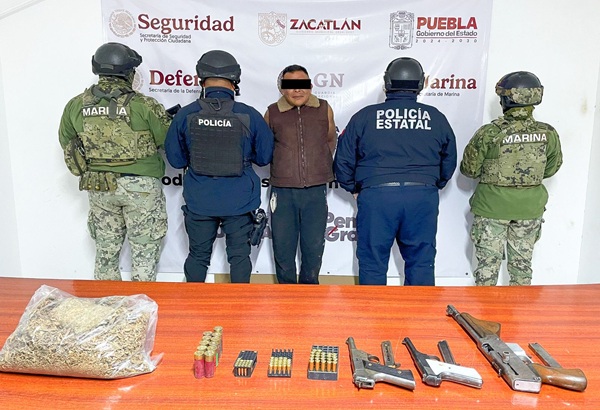 Detienen en Zacatlán a un hombre con subametralladora, dos pistolas y cartuchos útiles