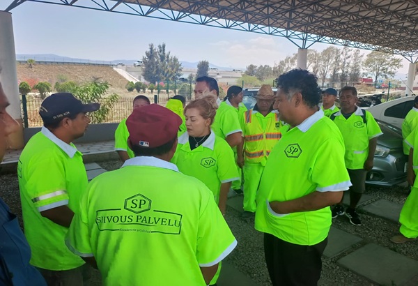 Empleados de limpieza amagan con bloquear autopista Cuacnopalan-Oaxaca; denuncian atrasos en pagos de sus salarios