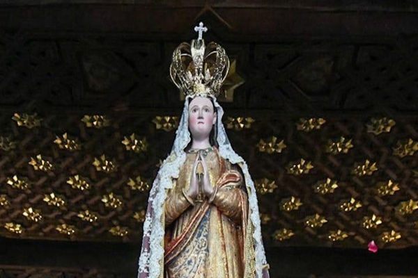 Fe que camina alfombras, flores y devoción unen a feligreses y visitantes en la bajada de la Virgen de Ocotlán