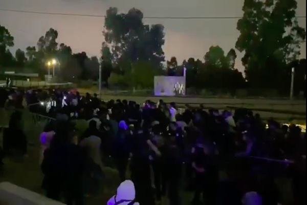 Feria de Puebla 2025 Caos previo al concierto de Scorpions; estampida de fanáticos ingresan por la fuerza