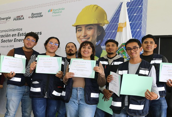 Gobierno de Puebla y Fundación Iberdrola México entregan reconocimientos por capacitación en materia fotovoltaica