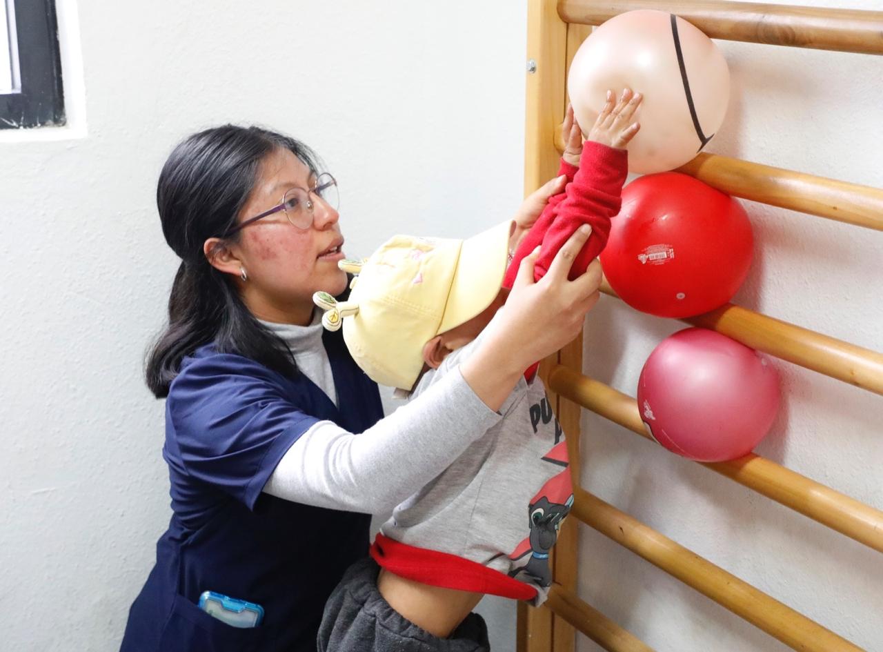 A través de Atención a Personas con Discapacidad, el Sedif Tlaxcala brinda atención en las UBRS, entregan apoyos funcionales, y rehabilitación