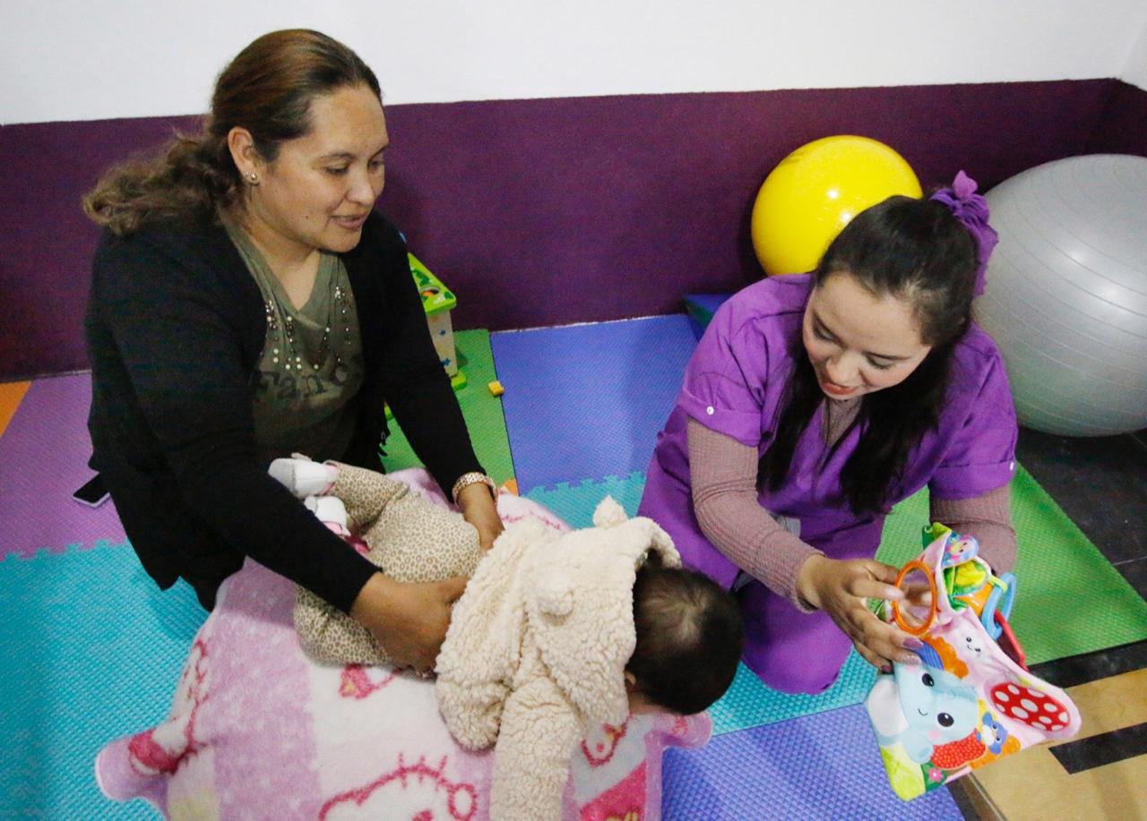 A través de Atención a Personas con Discapacidad, el Sedif Tlaxcala brinda atención en las UBRS, entregan apoyos funcionales, y rehabilitación