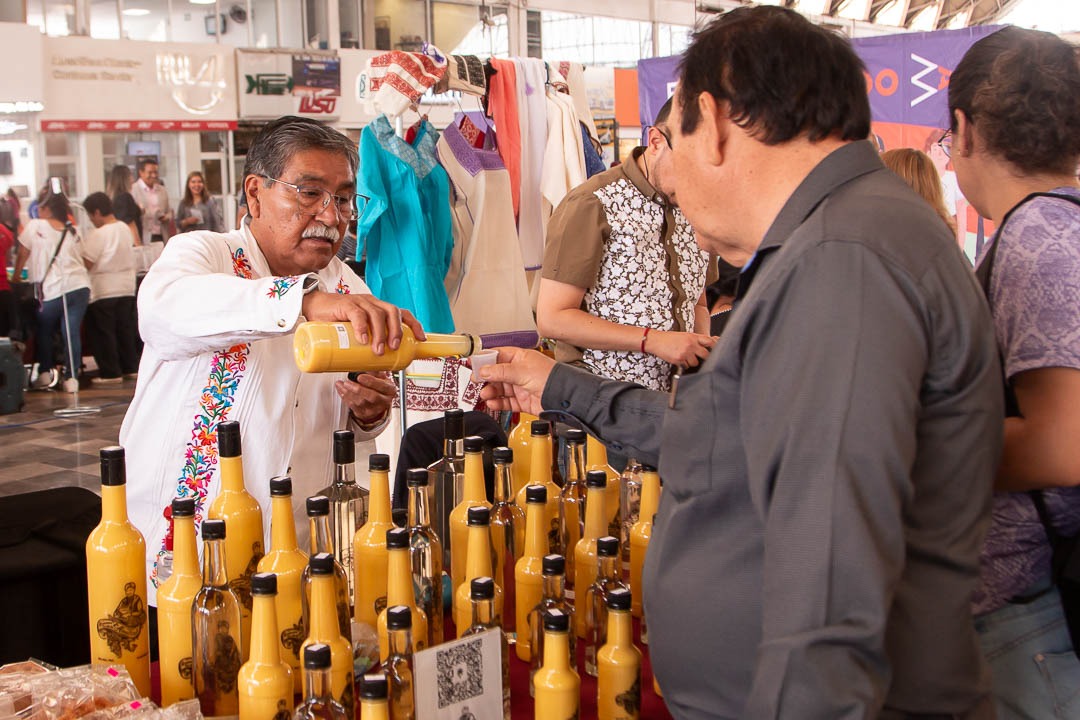 Entre los expositores que participan en el Mercadito Artesanal se encuentran personas con discapacidad, y provenientes de juntas auxiliares