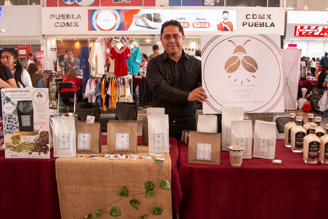 Entre los expositores que participan en el Mercadito Artesanal se encuentran personas con discapacidad, y provenientes de juntas auxiliares