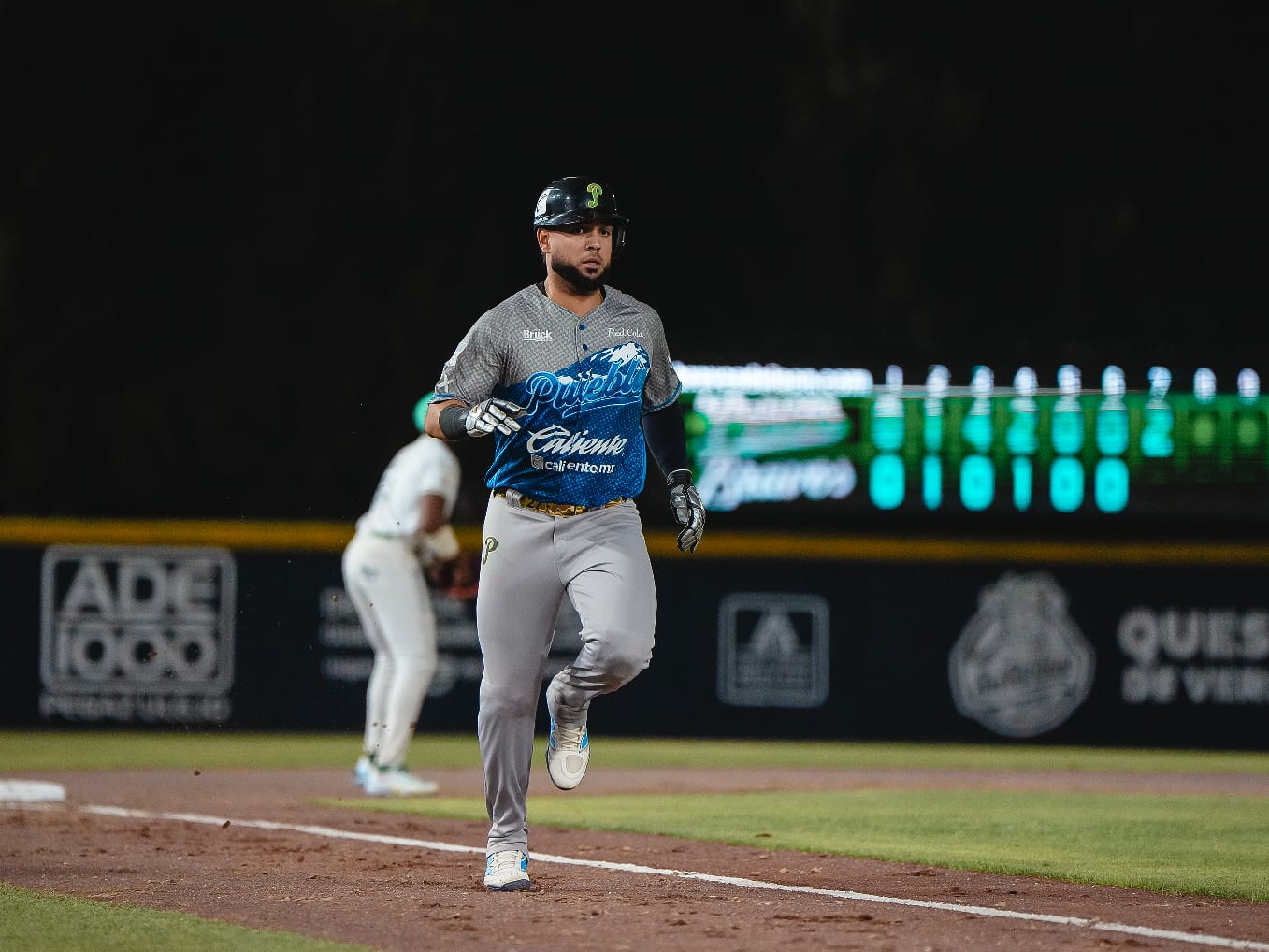 Estamy Ureña y Fernando Lozano, le dieron el triunfo a los Pericos de Puebla por pizarra de 11-8 sobre los Bravos de León en el 3er juego 