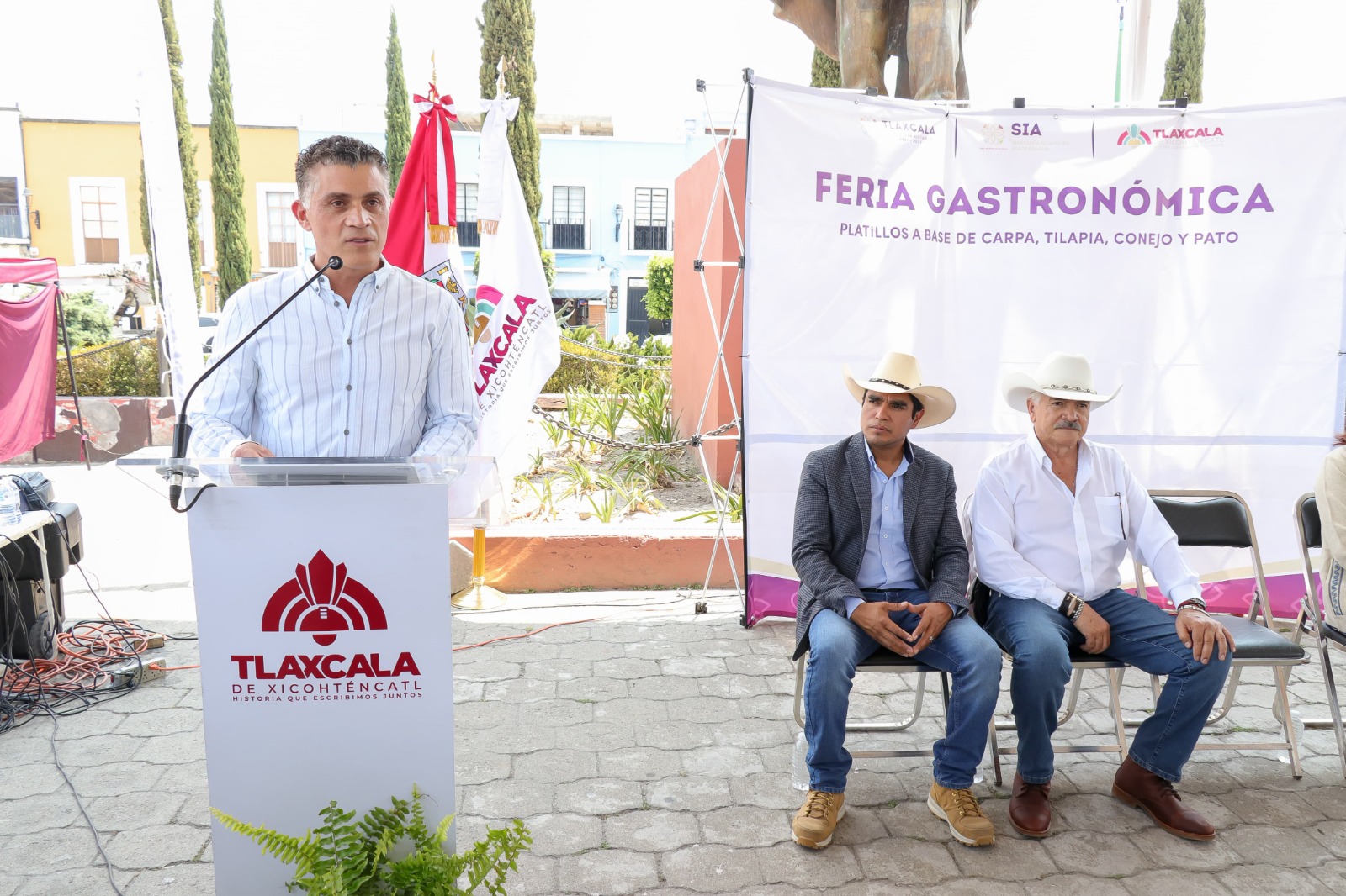 Durante la Feria Gastronómica el alcalde destacó que se fortalece el consumo local, se promueve el respeto a la tierra y a quienes la trabajan
