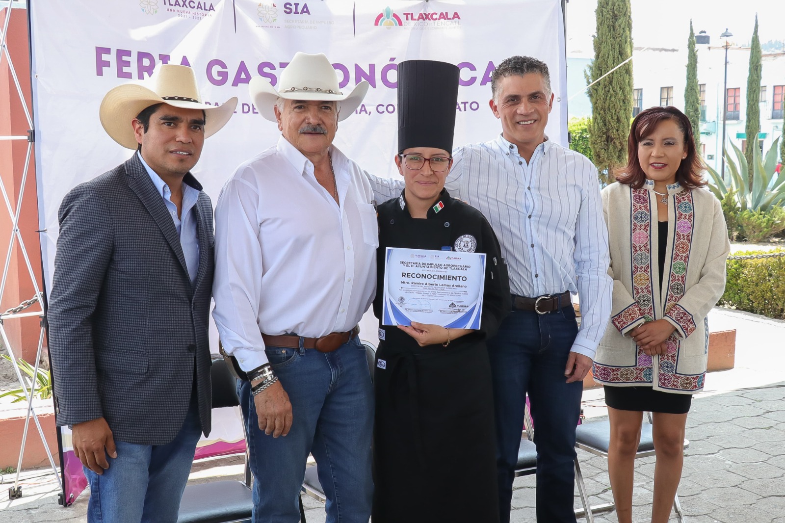 Durante la Feria Gastronómica el alcalde destacó que se fortalece el consumo local, se promueve el respeto a la tierra y a quienes la trabajan