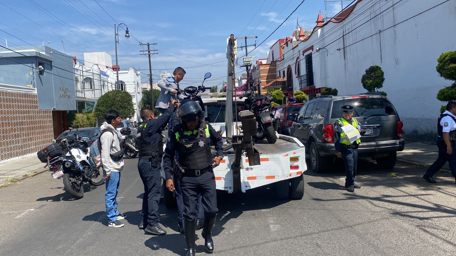 Dos sujetos en motoneta integrantes de Fuerza 2000 llegaron a exigirle una cuota a la mujer para que no le "levantaran" el puesto
