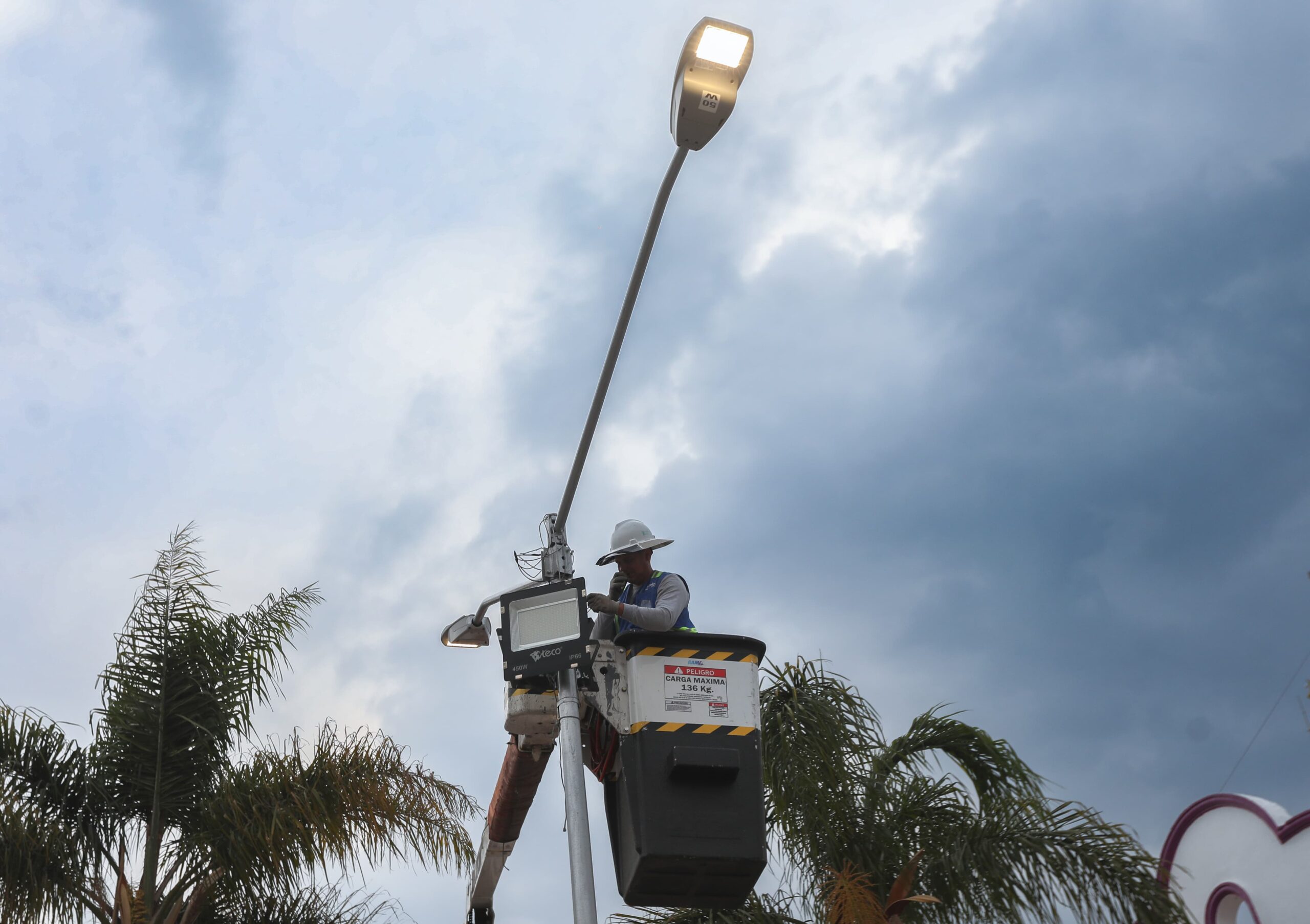 San Miguel Canoa, una de las juntas auxiliares con rezago social, se ve beneficiada directamente con esta modernización de tecnología LED