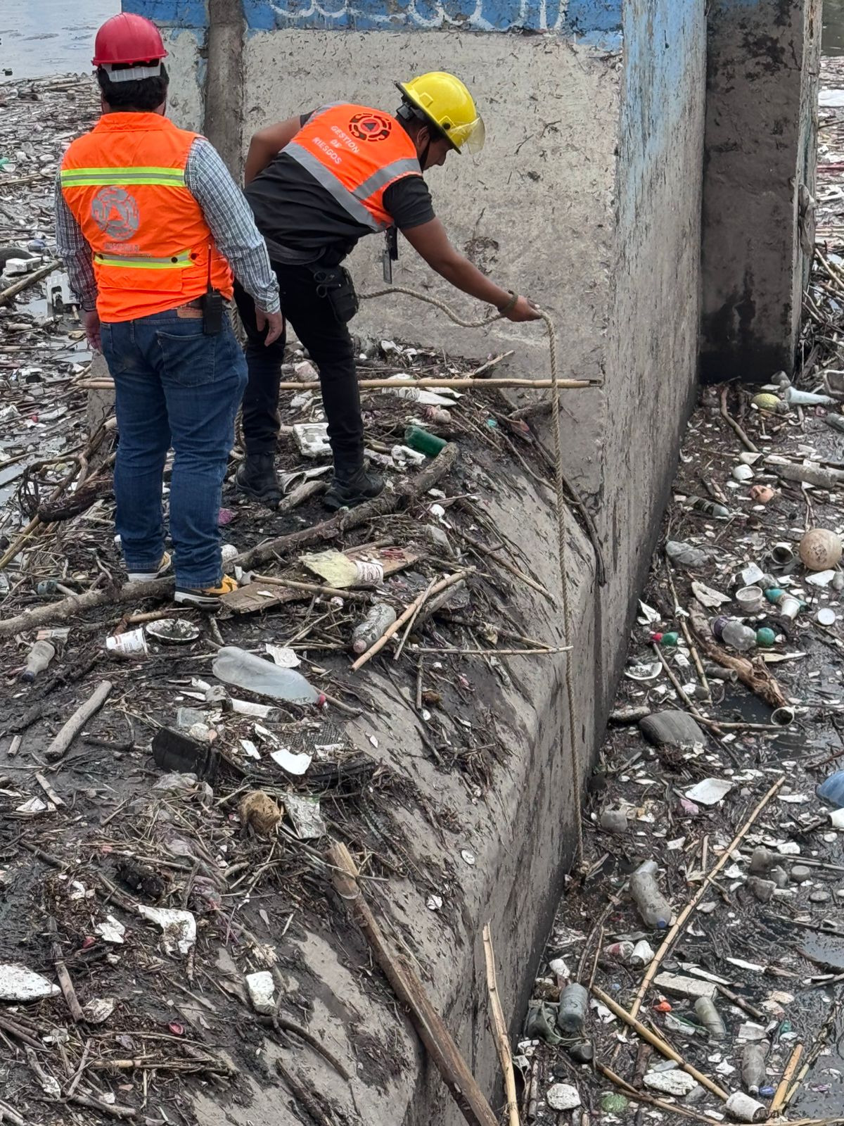 Supervisaron y verificaron los vasos reguladores como medida de seguridad en zonas con acumulación de agua por las lluvias