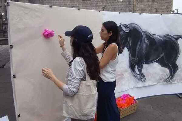 La paz que merecías instalan en el Zócalo de Puebla mural contra la tauromaquia