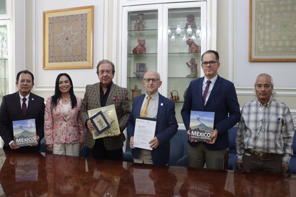 Recibe Congreso del Estado de Puebla réplica de la Constitución de 1824