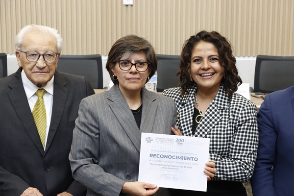 Reconocen a docentes en Congreso de Puebla por su amplia y destacada labor