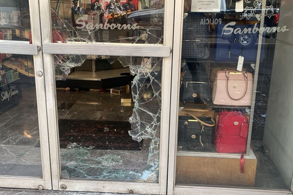 Roban perfumes con valor de entre 1,500 y 3,500 pesos en Sanborns del Centro Histórico de Puebla